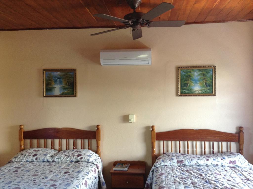 Anchorage Beach Resort Caye Caulker Extérieur photo