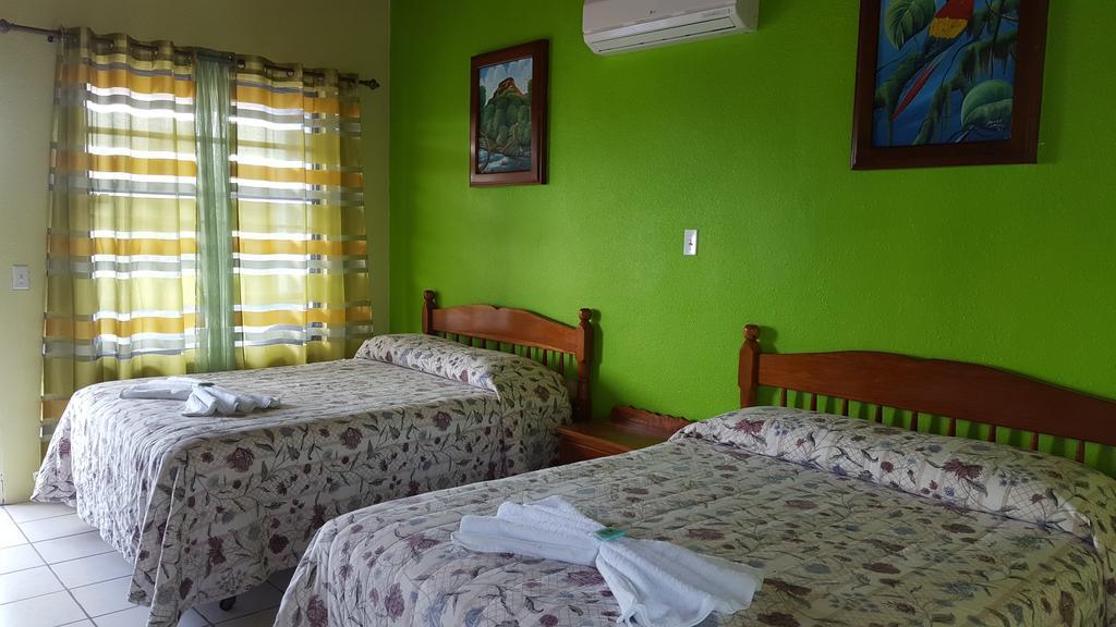 Anchorage Beach Resort Caye Caulker Extérieur photo