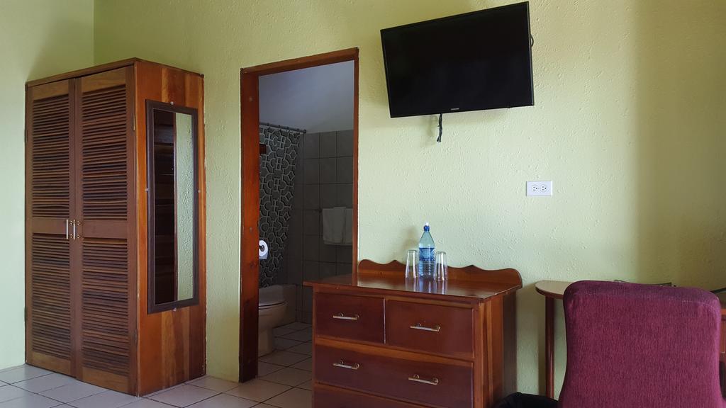 Anchorage Beach Resort Caye Caulker Extérieur photo